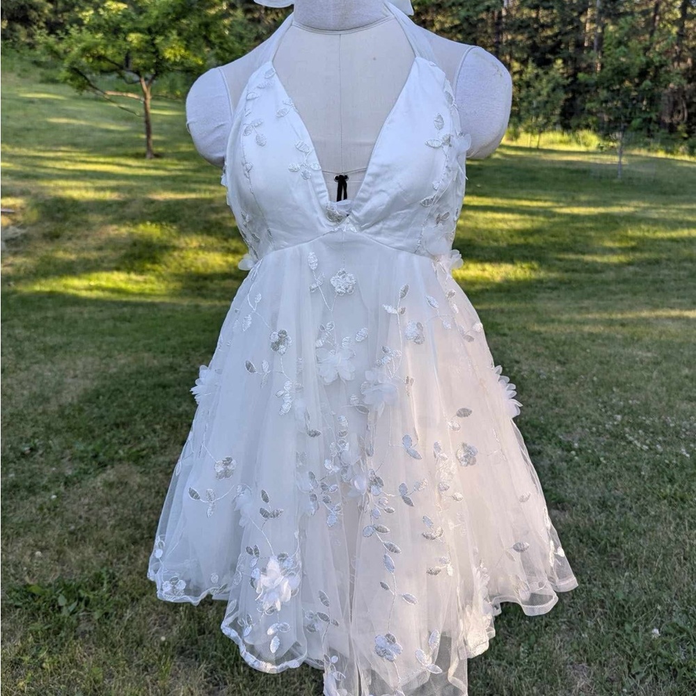 Chic White Floral Backless Dress